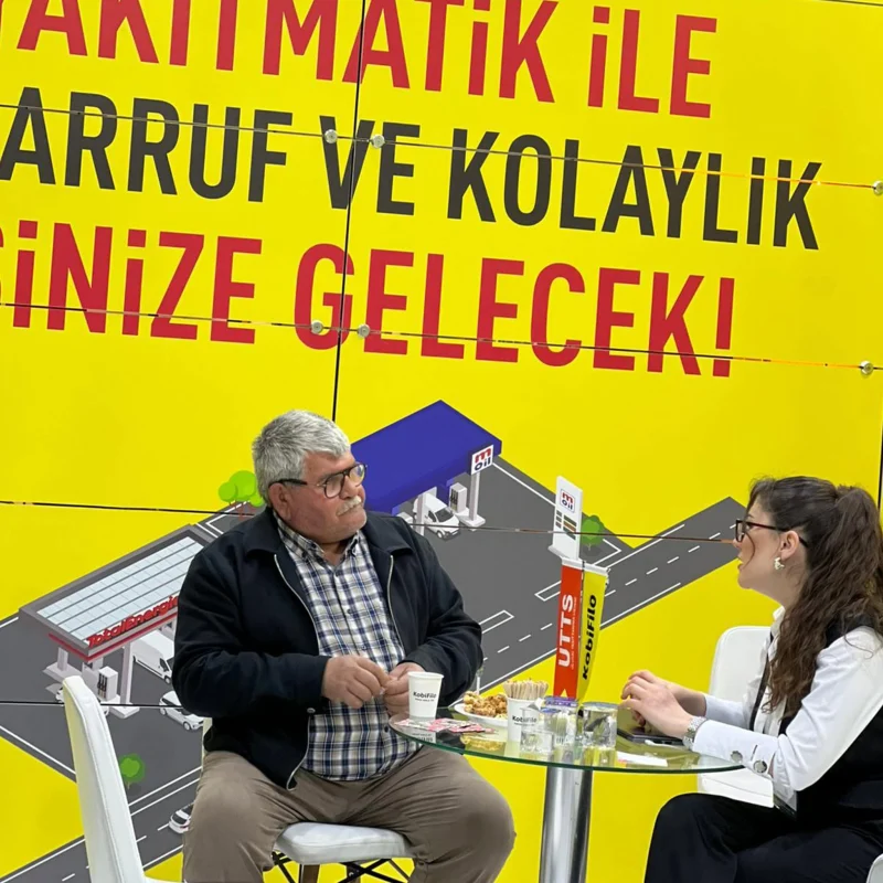 KobiFilo standında ziyaretçi ile hizmet görüşmesi