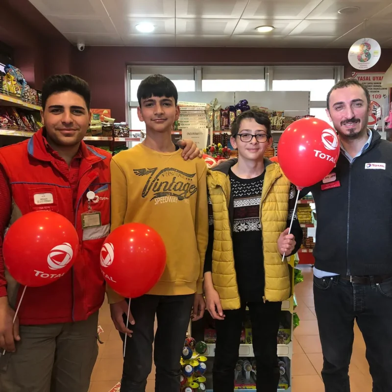 Total istasyonunda balonlarla düzenlenen etkinlikten bir kare